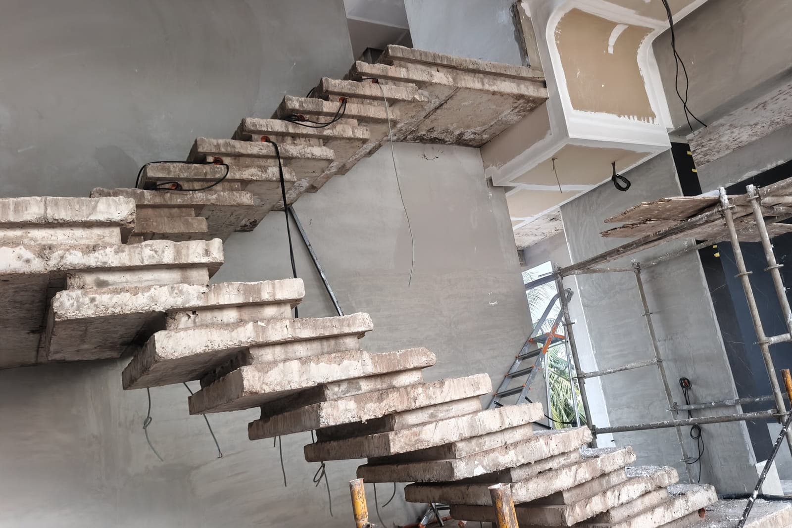 Escalier béton en porte-à-faux, gaines électriques déjà tirées